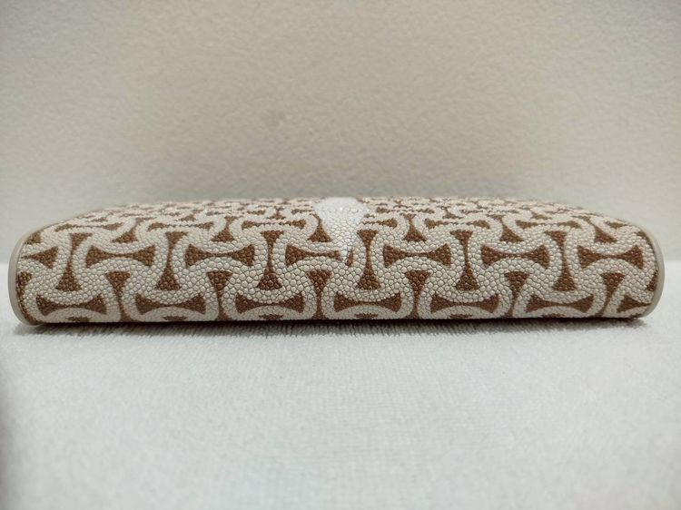 (ของแท้) กระเป๋าสตางค์หนังปลากระเบน แบบยาว 3 พับ สีครีมลาย. รูปที่ 2