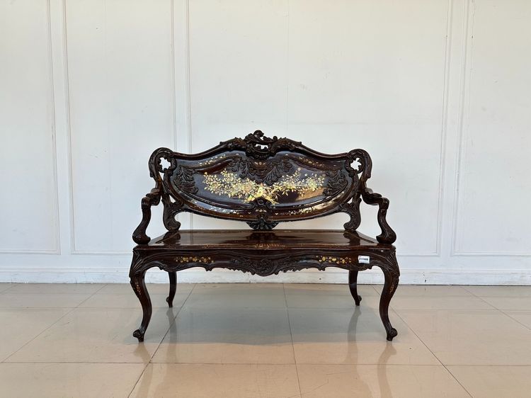 น้ำตาล โซฟา 2 ที่นั่งสไตล์วินเทจ ไม้จริง โครงฝั่งมุขพิงหลังและโครงขาแกะสลัก