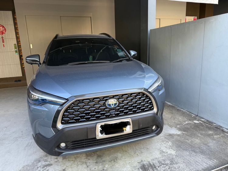 Toyota Corolla Cross 2023 1.8 Hybrid Premium Safety Sedan เบนซิน LPG เกียร์อัตโนมัติ เทา รูปที่ 2