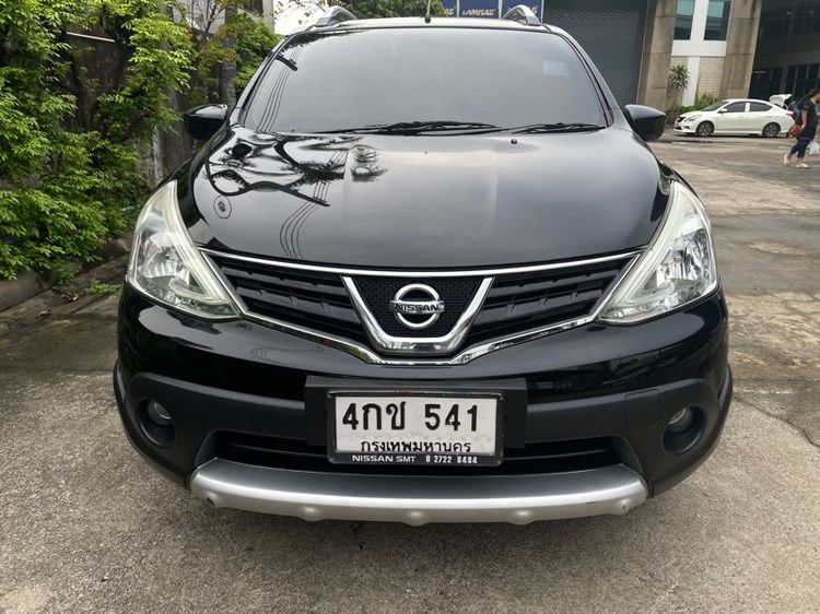 รถ Nissan Livina 1.6 E สี ดำ