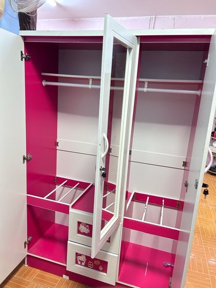 ไม้ ตู้เสื้อผ้าคิตตี้ 