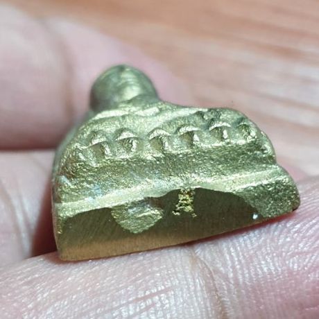 หลวงปู่ทวดพิมพ์เตารีดใหญ่ หลังราหูเนื้อชนวนยอดพระเศียรพระประทาน วัดนิคมปากจั่น จ.ระนอง ปี2548 ตอกโค๊ต จปร. สภาพสวยรับประกันพระแท้ดูง่าย รูปที่ 7