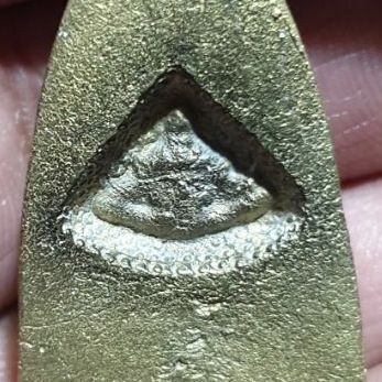 หลวงปู่ทวดพิมพ์เตารีดใหญ่ หลังราหูเนื้อชนวนยอดพระเศียรพระประทาน วัดนิคมปากจั่น จ.ระนอง ปี2548 ตอกโค๊ต จปร. สภาพสวยรับประกันพระแท้ดูง่าย รูปที่ 4