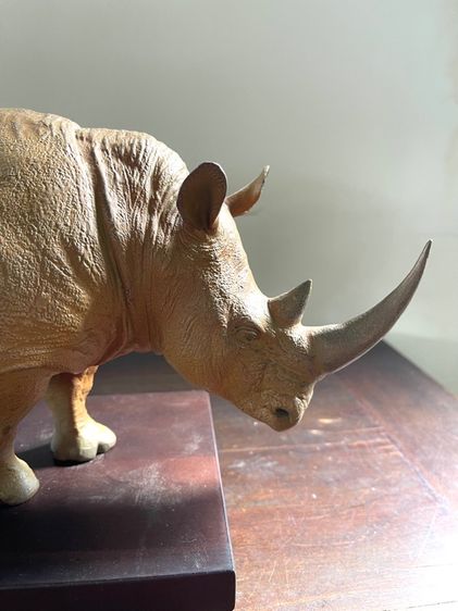 รูปปั้นแร ดทองเหลืองสะสม รูปที่ 3