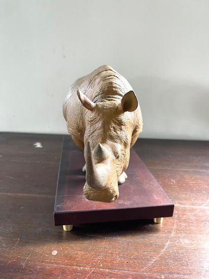 รูปปั้นแร ดทองเหลืองสะสม รูปที่ 4