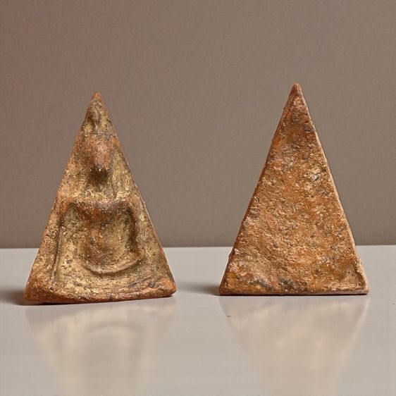 พระนางพญา พิมพ์เข่าโค้ง เนื้อดินเดิม สภาพงาม เข้มขลังพุทธคุณด้านเมตตามหานิยม ค้าขายคล่อง แคล้วคลาดดีเยี่ยม