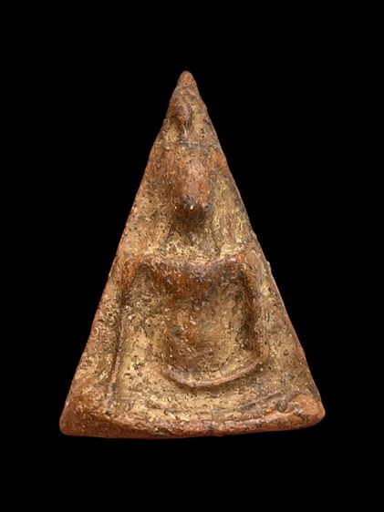 พระนางพญา พิมพ์เข่าโค้ง เนื้อดินเดิม สภาพงาม เข้มขลังพุทธคุณด้านเมตตามหานิยม ค้าขายคล่อง แคล้วคลาดดีเยี่ยม รูปที่ 2