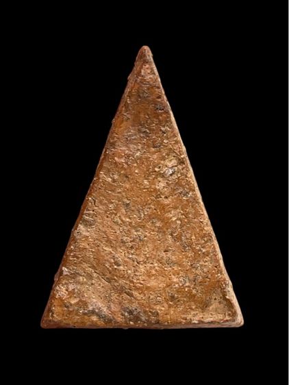 พระนางพญา พิมพ์เข่าโค้ง เนื้อดินเดิม สภาพงาม เข้มขลังพุทธคุณด้านเมตตามหานิยม ค้าขายคล่อง แคล้วคลาดดีเยี่ยม รูปที่ 3