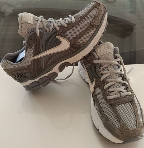 ชมพู ผ้าใบ รองเท้าผ้าใบ UK 8.5 | EU 42 2/3 | US 10 ขายถูก Nike Vomero 5 สีสวย ของแท้ สภาพเหมือนใหม่ เบามาก ใส่สบาย Size 43-275cm