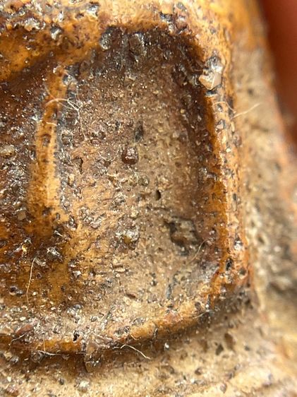 พระนางพญา พิมพ์เข่าโค้ง เนื้อดิน เห็นเม็ดแร่รอบองค์ เก่าสวยเป็นธรรมชาติ รูปที่ 9