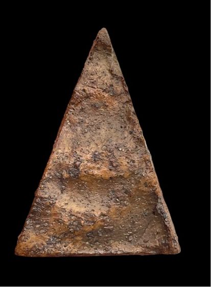 พระนางพญา พิมพ์เข่าโค้ง เนื้อดิน เห็นเม็ดแร่รอบองค์ เก่าสวยเป็นธรรมชาติ รูปที่ 3