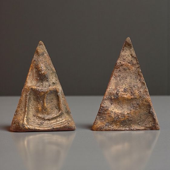 พระนางพญา พิมพ์เข่าโค้ง เนื้อดิน เห็นเม็ดแร่รอบองค์ เก่าสวยเป็นธรรมชาติ