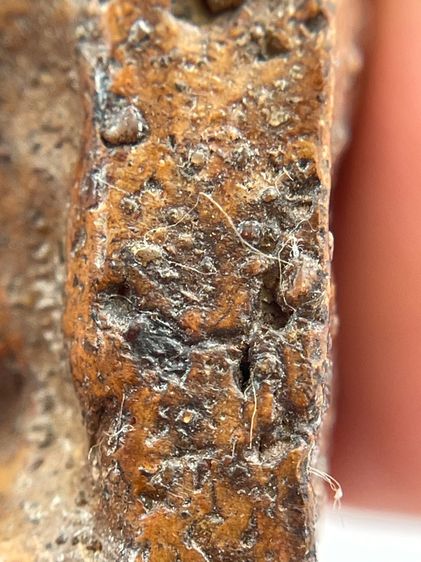 พระนางพญา พิมพ์เข่าโค้ง เนื้อดิน เห็นเม็ดแร่รอบองค์ เก่าสวยเป็นธรรมชาติ รูปที่ 15