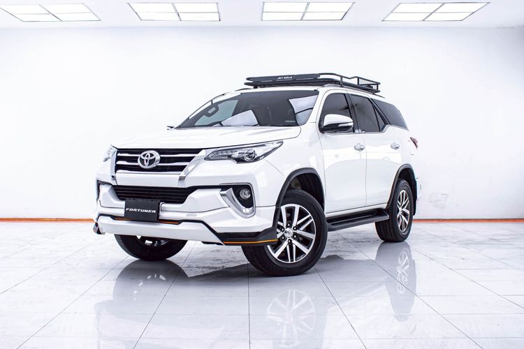 รถ Toyota Fortuner 2.8 V 4WD สี ขาว
