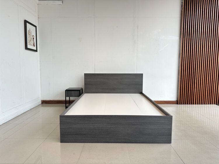เตียง 5 ฟุต โครงไม้ MDF สีเทา แผ่นรองไม้ MDF 3 แผ่นสีขาว