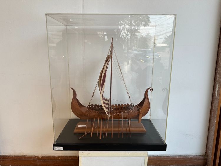 ของตกแต่ง โมเดลเรือ โอเซเบิร์ก เรือไวกิ้ง ฐานไม้อัดสีดำ มีกล่องอะคริลิคให้ 