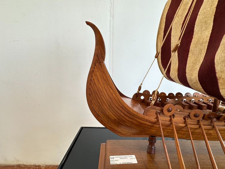 ของตกแต่ง โมเดลเรือ โอเซเบิร์ก เรือไวกิ้ง ฐานไม้อัดสีดำ มีกล่องอะคริลิคให้  รูปที่ 9