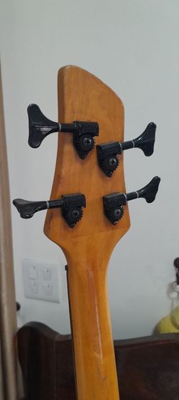 เบสไฟฟ้า ยี่ห้อ Sakura พร้อมสาย และซองใส่กีต้าร์