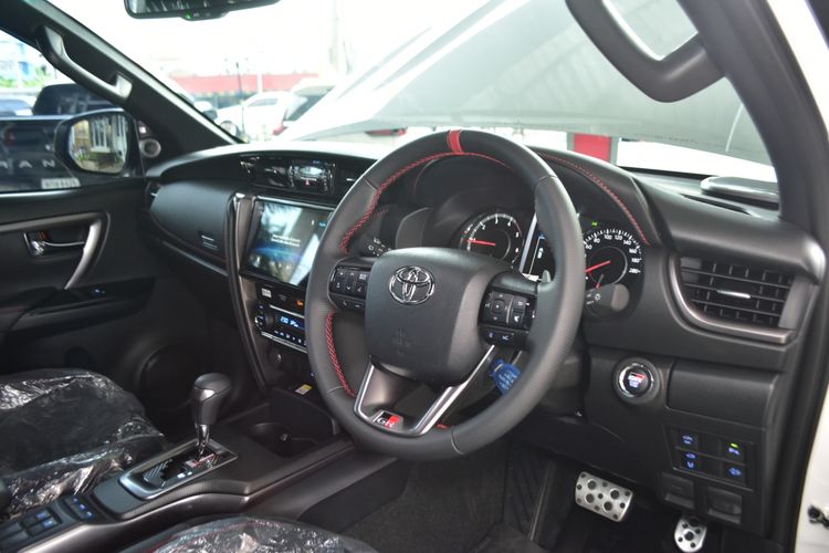 Toyota Fortuner 2025 2.8 GR Sport 4WD Utility-car ดีเซล ไม่ติดแก๊ส เกียร์อัตโนมัติ ขาว รูปที่ 4