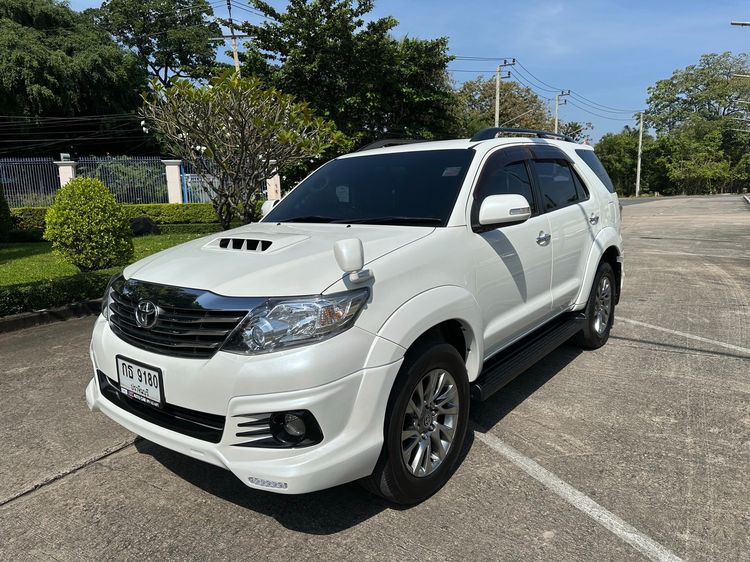 รถ Toyota Fortuner 3.0 V สี ขาว