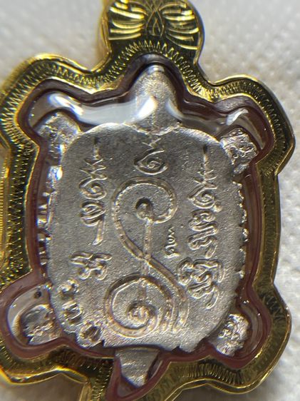 เหรียญพญาเต่าเรือน เต่าหล่อหลวงปู่หลิว วัดไร่แตงทอง รุ่น รตท. เนื้อเงิน โค๊ตชัดเจน ปี 2537 สวยพร้อมกรอบทองคำ รูปที่ 9