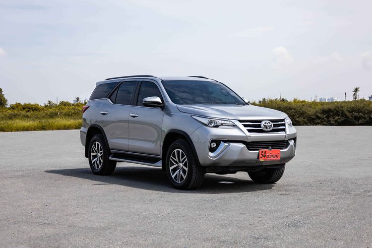 รถ Toyota Fortuner 2.8 V สี เทา