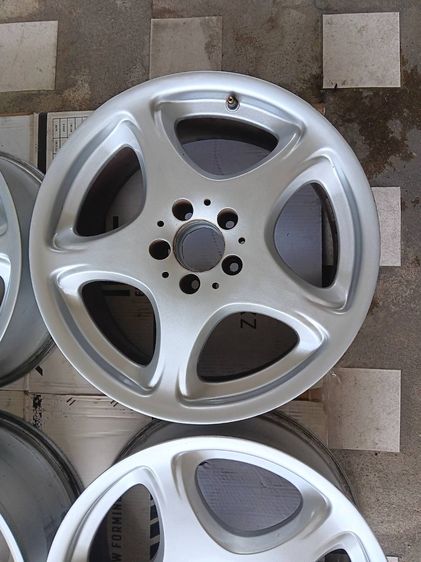ล้อBenz W220 แท้ รุ่นTop 18นิ้ว Made in Germany Part no. A 220 401 03 02 ขนาด 8J x 18H2 ET44 ล้อสภาพสวยมาก ตามรูป ไม่คด ไม่ดุ้ง ไม่ร้าว ไม่เ รูปที่ 6