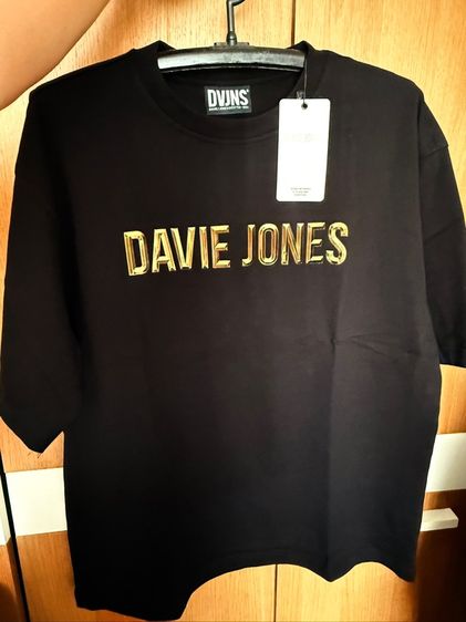 DAVIE JONES เสื้อยืด Logo Oversized Fit สีดำ ตัวหนังสือนูนสีทอง Size XL อก 45 เสื้อใหม่ ไม่เคยใส่ (เสื้อโอเวอร์ไซส์)