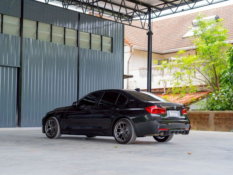 BMW Series 3 2017 330e Sedan ปลั๊กอินไฮบริด (PHEV) ไม่ติดแก๊ส เกียร์อัตโนมัติ ดำ รูปที่ 4