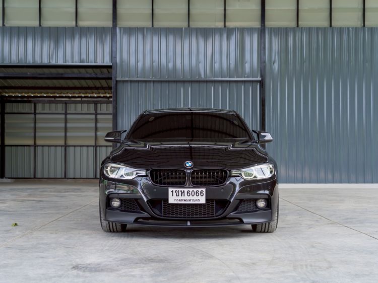 BMW Series 3 2017 330e Sedan ปลั๊กอินไฮบริด (PHEV) ไม่ติดแก๊ส เกียร์อัตโนมัติ ดำ รูปที่ 2