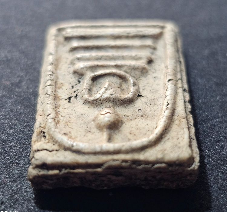 สมเด็จวัดระฆังพิมพ์ใหญ่ทรงพระประธาน พระจากบ้านเก่า เก็บบนหิ้งนานหลายปี ฟอร์มพระสวย เนื้อเก่า ขอบตัดสวยเป็นธรรมชาติ ชอบ สนใจ เชิญครับ ไม่แพง  รูปที่ 6