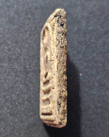 สมเด็จวัดระฆังพิมพ์ใหญ่ทรงพระประธาน พระจากบ้านเก่า เก็บบนหิ้งนานหลายปี ฟอร์มพระสวย เนื้อเก่า ขอบตัดสวยเป็นธรรมชาติ ชอบ สนใจ เชิญครับ ไม่แพง  รูปที่ 4