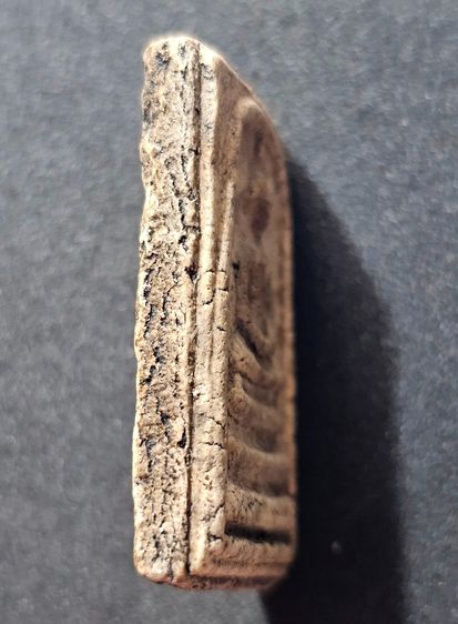 สมเด็จวัดระฆังพิมพ์ใหญ่ทรงพระประธาน พระจากบ้านเก่า เก็บบนหิ้งนานหลายปี ฟอร์มพระสวย เนื้อเก่า ขอบตัดสวยเป็นธรรมชาติ ชอบ สนใจ เชิญครับ ไม่แพง  รูปที่ 3