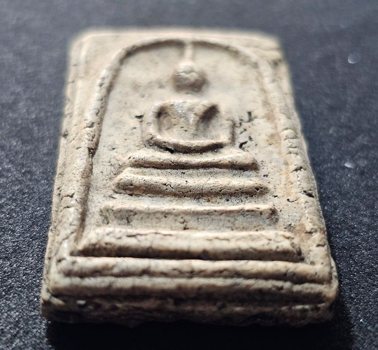 สมเด็จวัดระฆังพิมพ์ใหญ่ทรงพระประธาน พระจากบ้านเก่า เก็บบนหิ้งนานหลายปี ฟอร์มพระสวย เนื้อเก่า ขอบตัดสวยเป็นธรรมชาติ ชอบ สนใจ เชิญครับ ไม่แพง  รูปที่ 5