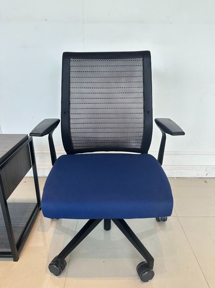 เก้าอี้สำนักงาน เบาะผ้าสีน้ำเงิน แบรนด์ STEELCASE รุ่น Think Chair ล้อเลื่อน รูปที่ 5