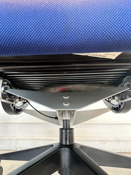 เก้าอี้สำนักงาน เบาะผ้าสีน้ำเงิน แบรนด์ STEELCASE รุ่น Think Chair ล้อเลื่อน รูปที่ 15