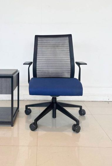 เก้าอี้สำนักงาน เบาะผ้าสีน้ำเงิน แบรนด์ STEELCASE รุ่น Think Chair ล้อเลื่อน รูปที่ 2