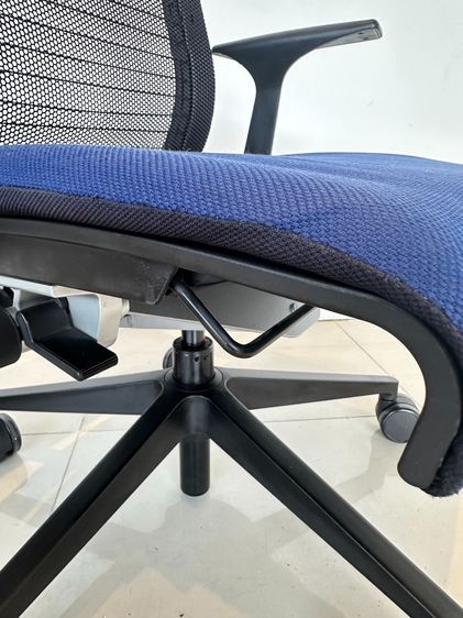 เก้าอี้สำนักงาน เบาะผ้าสีน้ำเงิน แบรนด์ STEELCASE รุ่น Think Chair ล้อเลื่อน รูปที่ 11