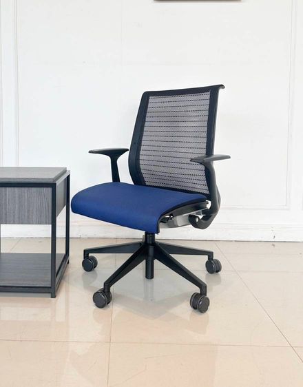 ผ้าหุ้มเบาะ เก้าอี้สำนักงาน เบาะผ้าสีน้ำเงิน แบรนด์ STEELCASE รุ่น Think Chair ล้อเลื่อน