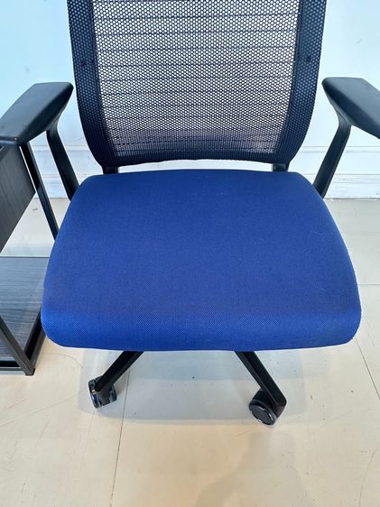 เก้าอี้สำนักงาน เบาะผ้าสีน้ำเงิน แบรนด์ STEELCASE รุ่น Think Chair ล้อเลื่อน รูปที่ 9