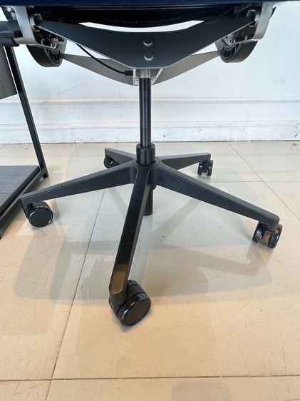 เก้าอี้สำนักงาน เบาะผ้าสีน้ำเงิน แบรนด์ STEELCASE รุ่น Think Chair ล้อเลื่อน รูปที่ 17