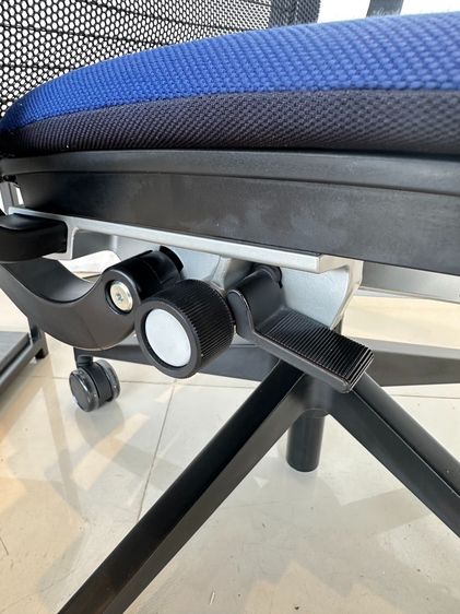 เก้าอี้สำนักงาน เบาะผ้าสีน้ำเงิน แบรนด์ STEELCASE รุ่น Think Chair ล้อเลื่อน รูปที่ 12