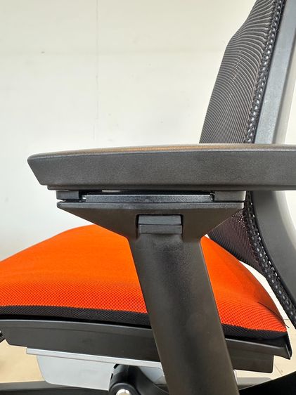 เก้าอี้สำนักงาน เบาะผ้าสีส้ม แบรนด์ STEELCASE รุ่น Think Chair ล้อเลื่อน  รูปที่ 7
