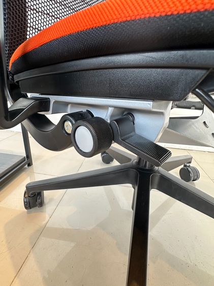 เก้าอี้สำนักงาน เบาะผ้าสีส้ม แบรนด์ STEELCASE รุ่น Think Chair ล้อเลื่อน  รูปที่ 18