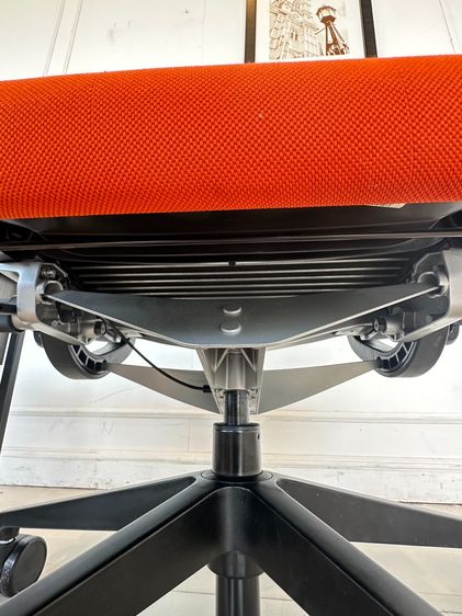 เก้าอี้สำนักงาน เบาะผ้าสีส้ม แบรนด์ STEELCASE รุ่น Think Chair ล้อเลื่อน  รูปที่ 16