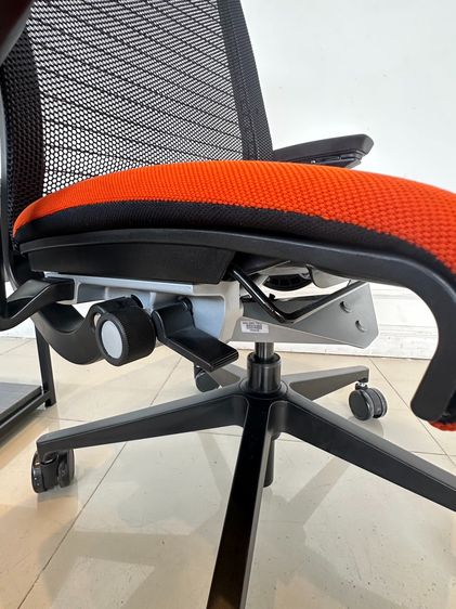 เก้าอี้สำนักงาน เบาะผ้าสีส้ม แบรนด์ STEELCASE รุ่น Think Chair ล้อเลื่อน  รูปที่ 17