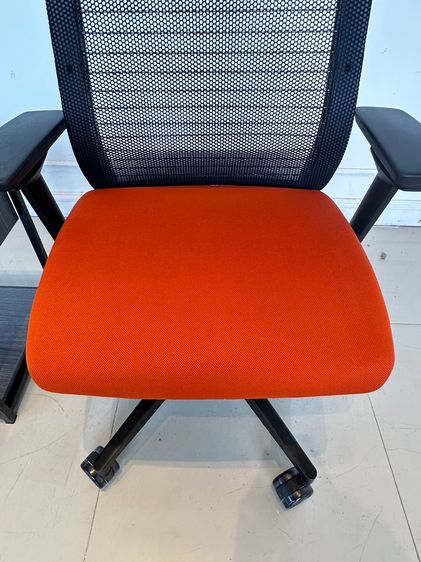 เก้าอี้สำนักงาน เบาะผ้าสีส้ม แบรนด์ STEELCASE รุ่น Think Chair ล้อเลื่อน  รูปที่ 14