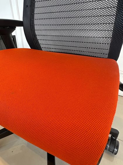 เก้าอี้สำนักงาน เบาะผ้าสีส้ม แบรนด์ STEELCASE รุ่น Think Chair ล้อเลื่อน  รูปที่ 15