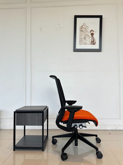 เก้าอี้สำนักงาน เบาะผ้าสีส้ม แบรนด์ STEELCASE รุ่น Think Chair ล้อเลื่อน  รูปที่ 4