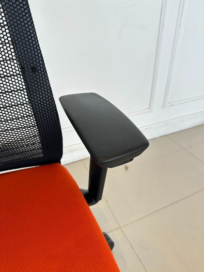 เก้าอี้สำนักงาน เบาะผ้าสีส้ม แบรนด์ STEELCASE รุ่น Think Chair ล้อเลื่อน  รูปที่ 6